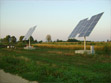 Impianto Non Integrato a Inseguimento  9,68 kWp - Calvenzano - Visione d'insieme dei due Inseguitori e del piedistallo in cemento che li sorregge